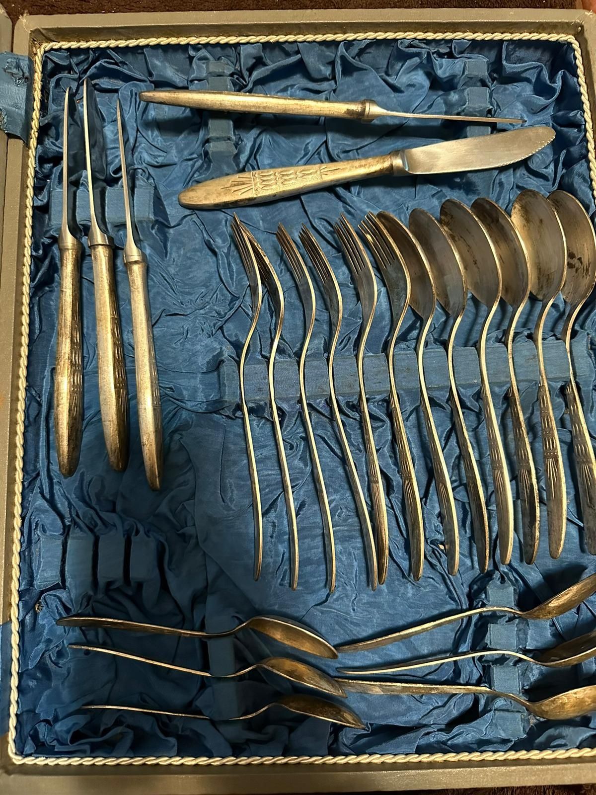 Set complet de linguri ,furculițe ,cuțite și lingurițe