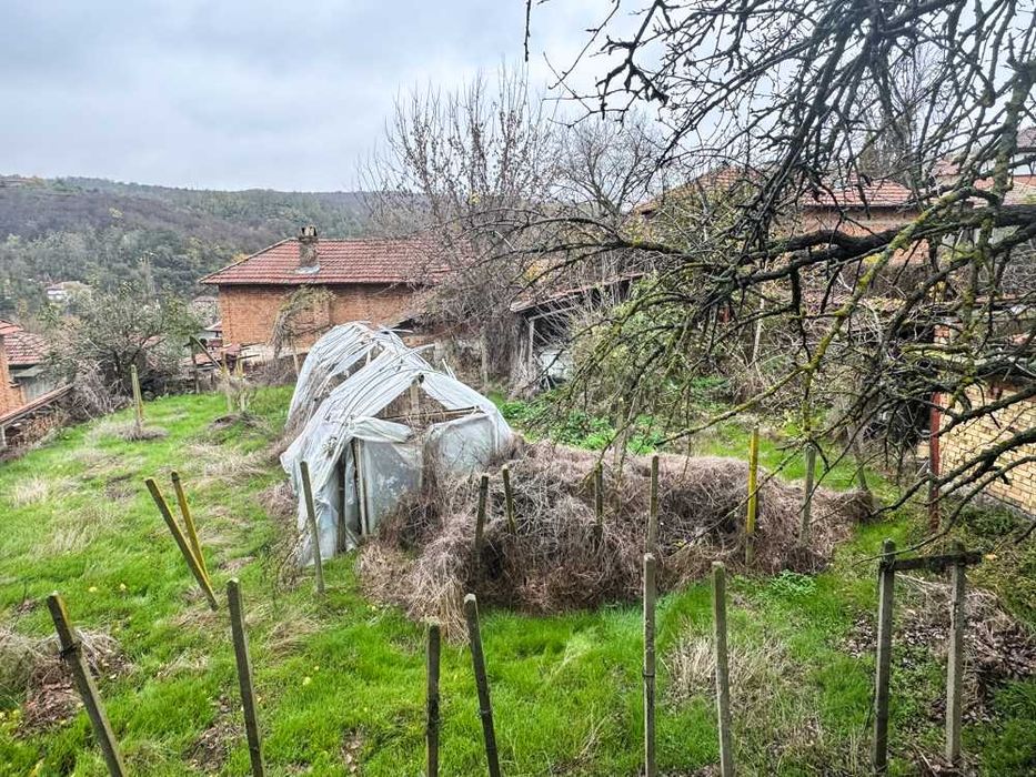 Kъща с 3 спални, гараж и стопански постройки в живописното село Червен