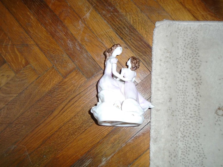 Bibelouri din portelan cu trandafiri, cosulete, doamne