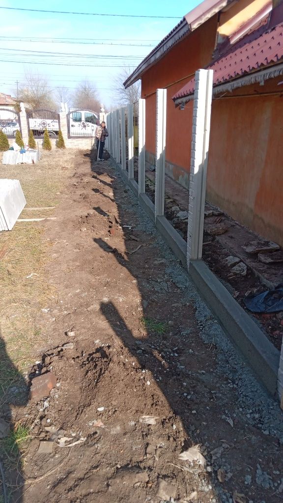 Gard beton, montaj placi și stâlpi