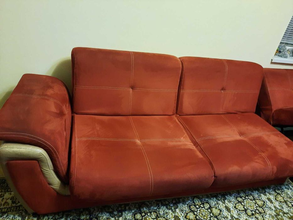 Ъглов диван в керемидено червено с функция сън и ракла