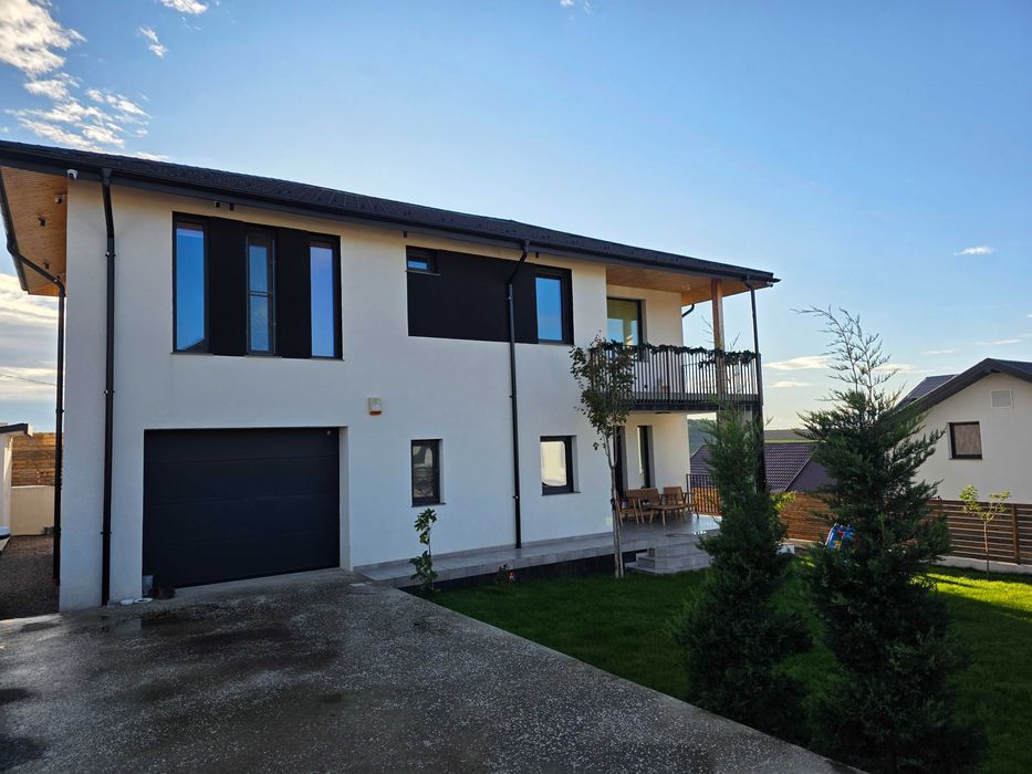 Casa spatioasa si moderna cu garaj, clasa energetica A, panouri solare