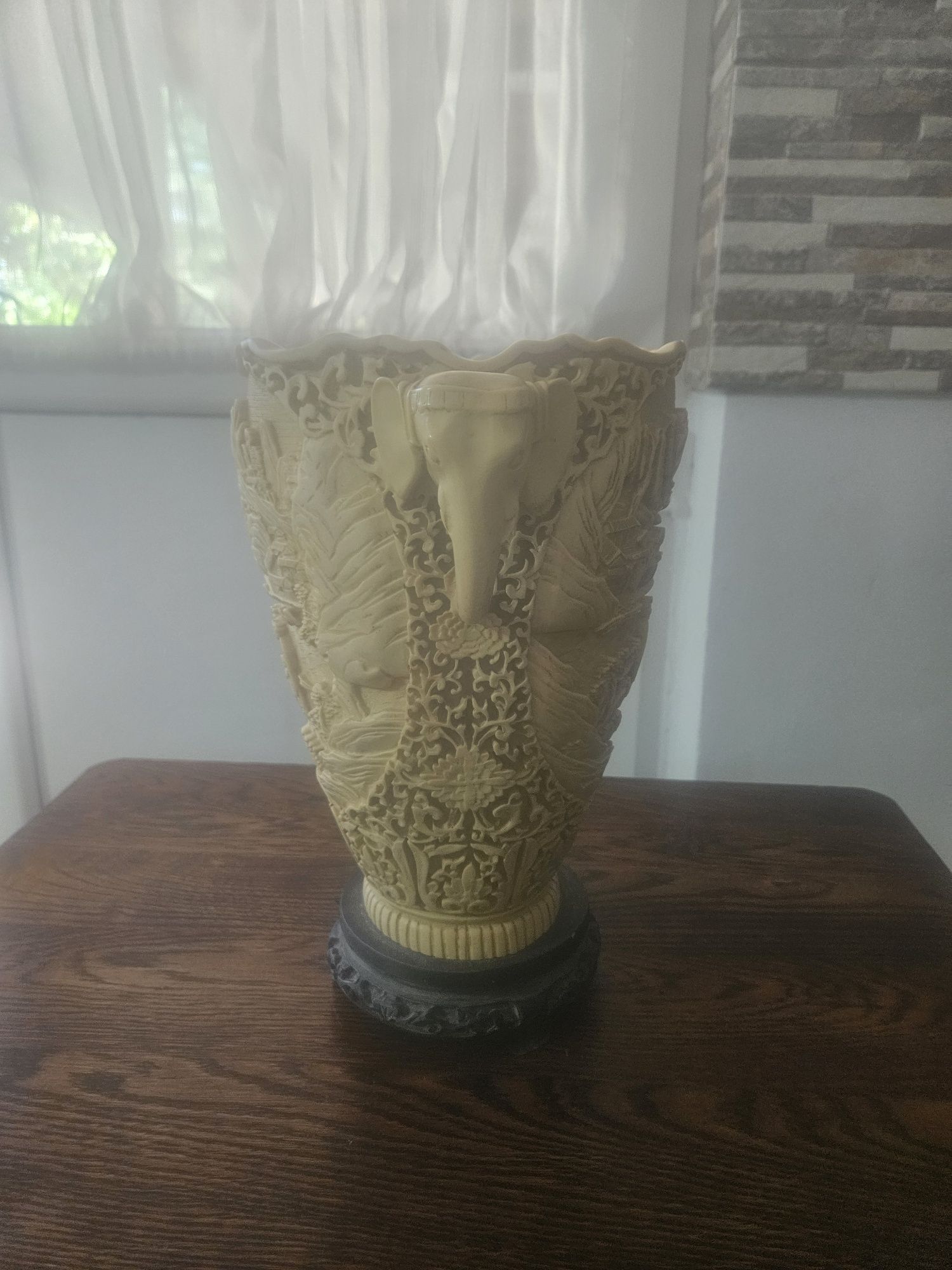 Vază asiatica vintage din rășină sculptată, mânere in formă de elefant