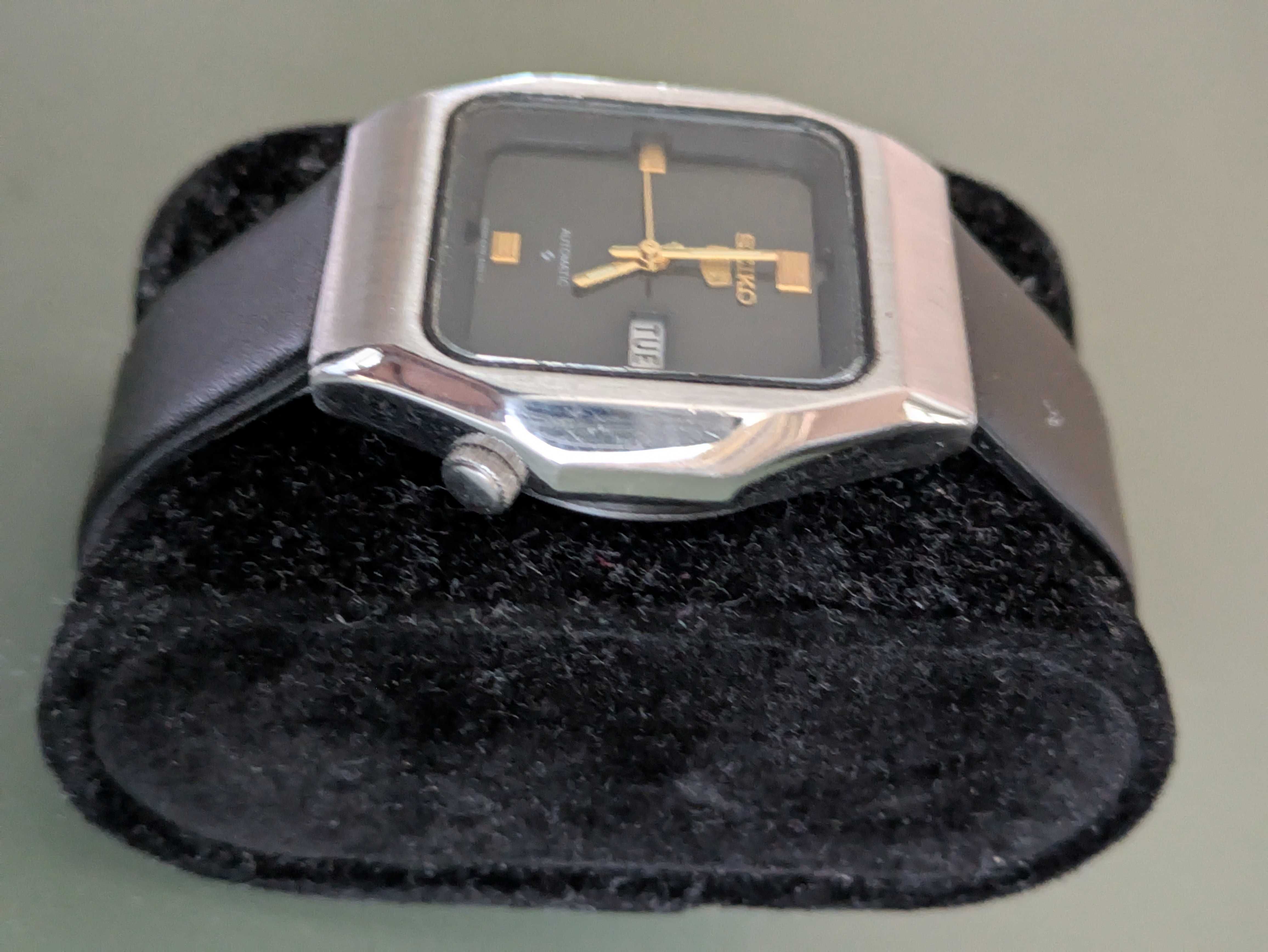 Часовник Seiko 5 Automatic с интересна форма