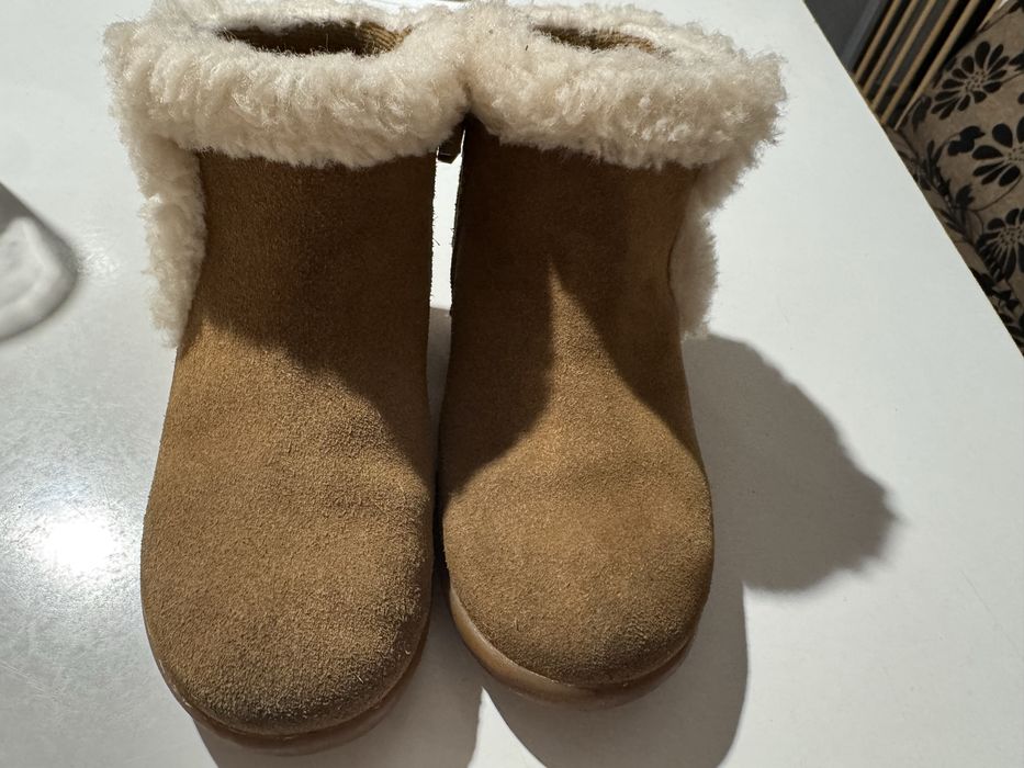 Детски боти в много добро състояние UGG