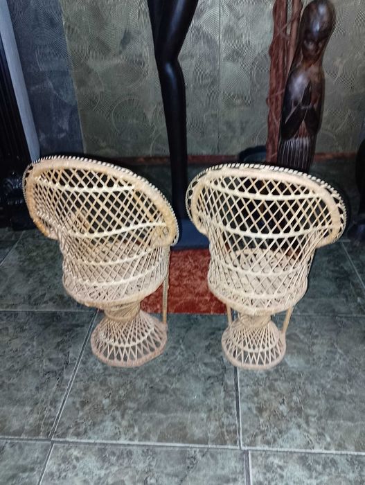 Дядо Коледа в златни одежди, касичка от кокосов орех