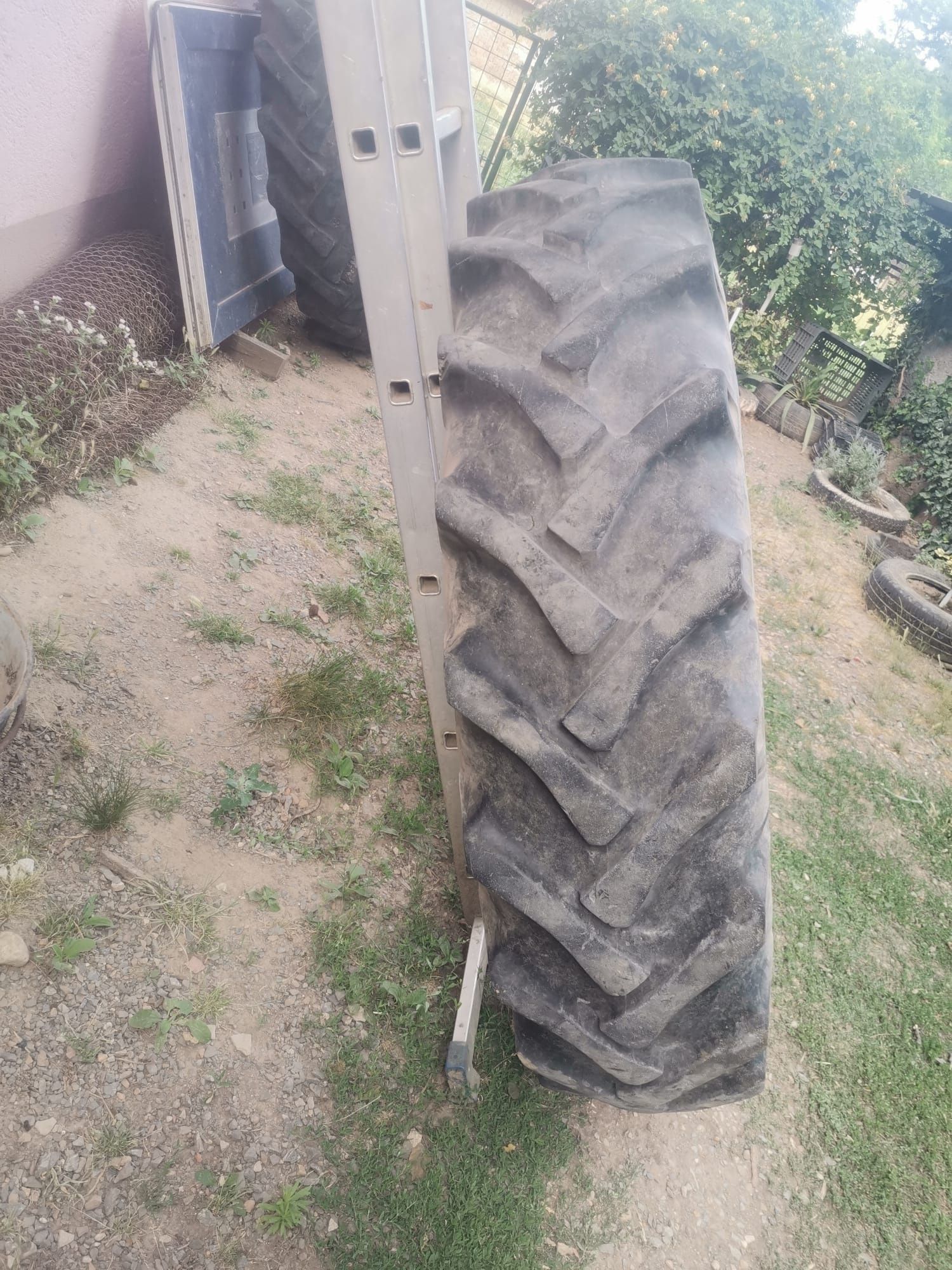 Anvelop 12.4 R36