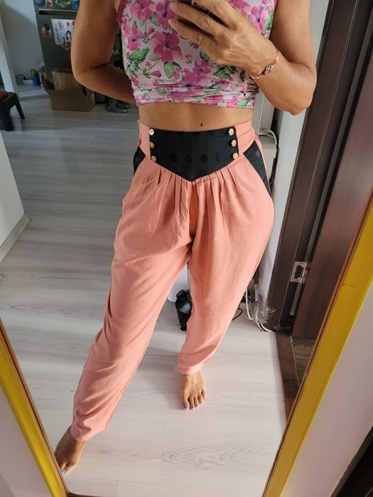 Pantaloni cu talie înaltă