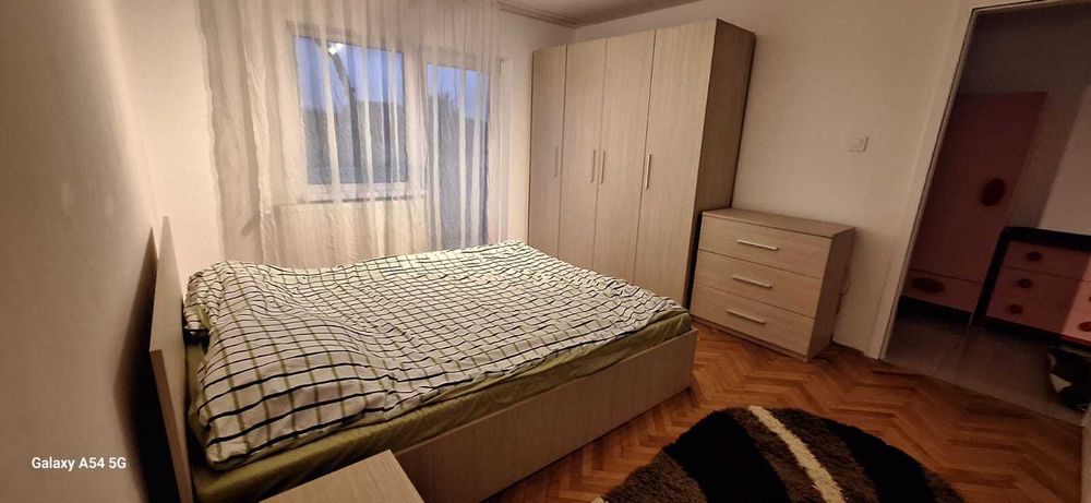 Proprietar închiriez apartament cu 4 camere