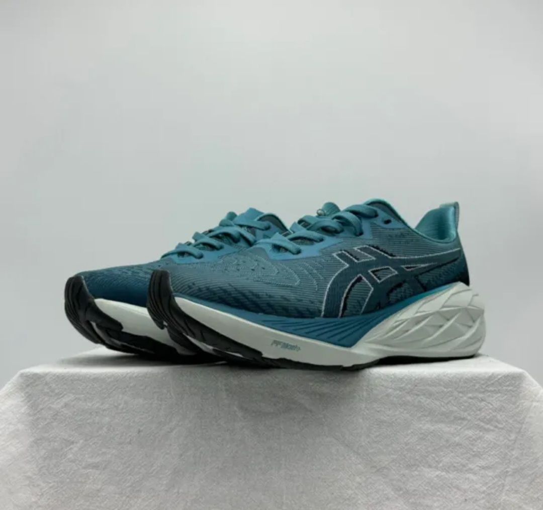 Asics  Novablust 4