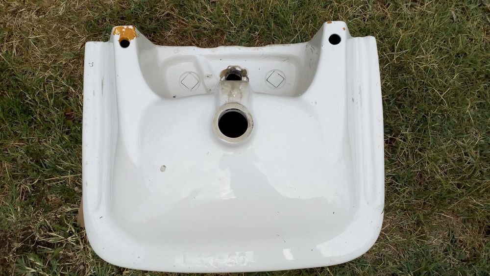 chiuvetă folosită, lavoar ceramic nou