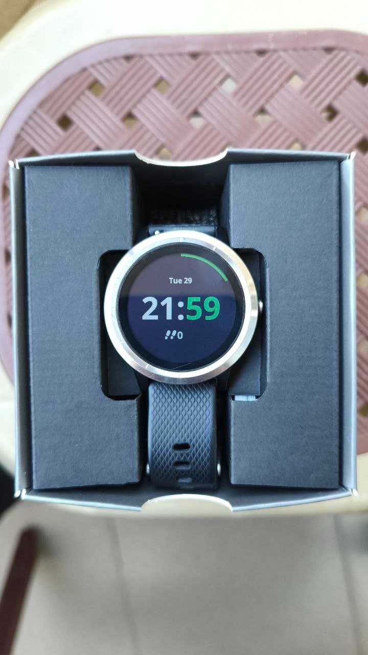 Смарт часовник Garmin vivoactive 3 (+ 2 резервни каишки)