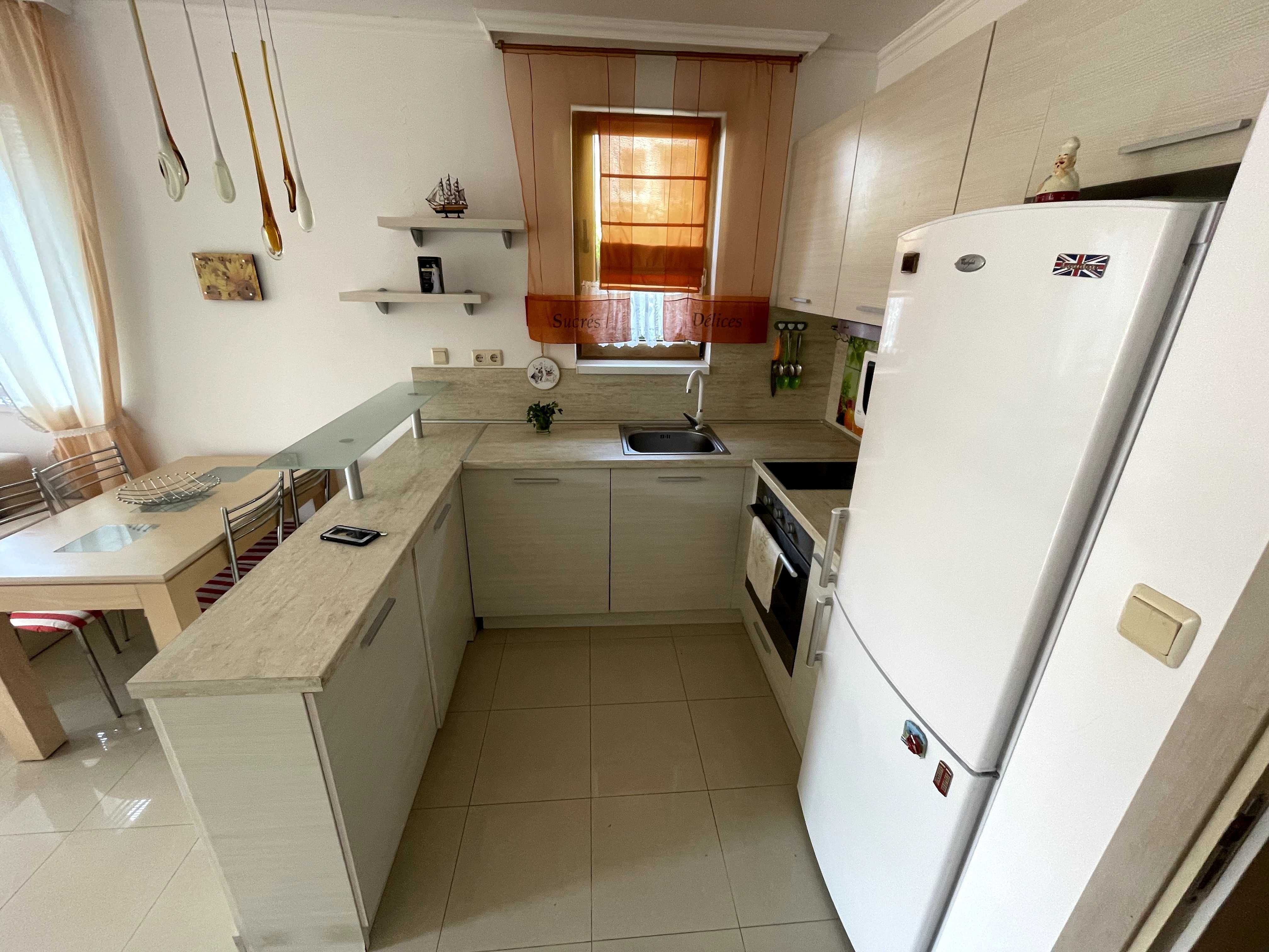Прекрасен 2 стаен апартамент, 50м. от морето, без такса