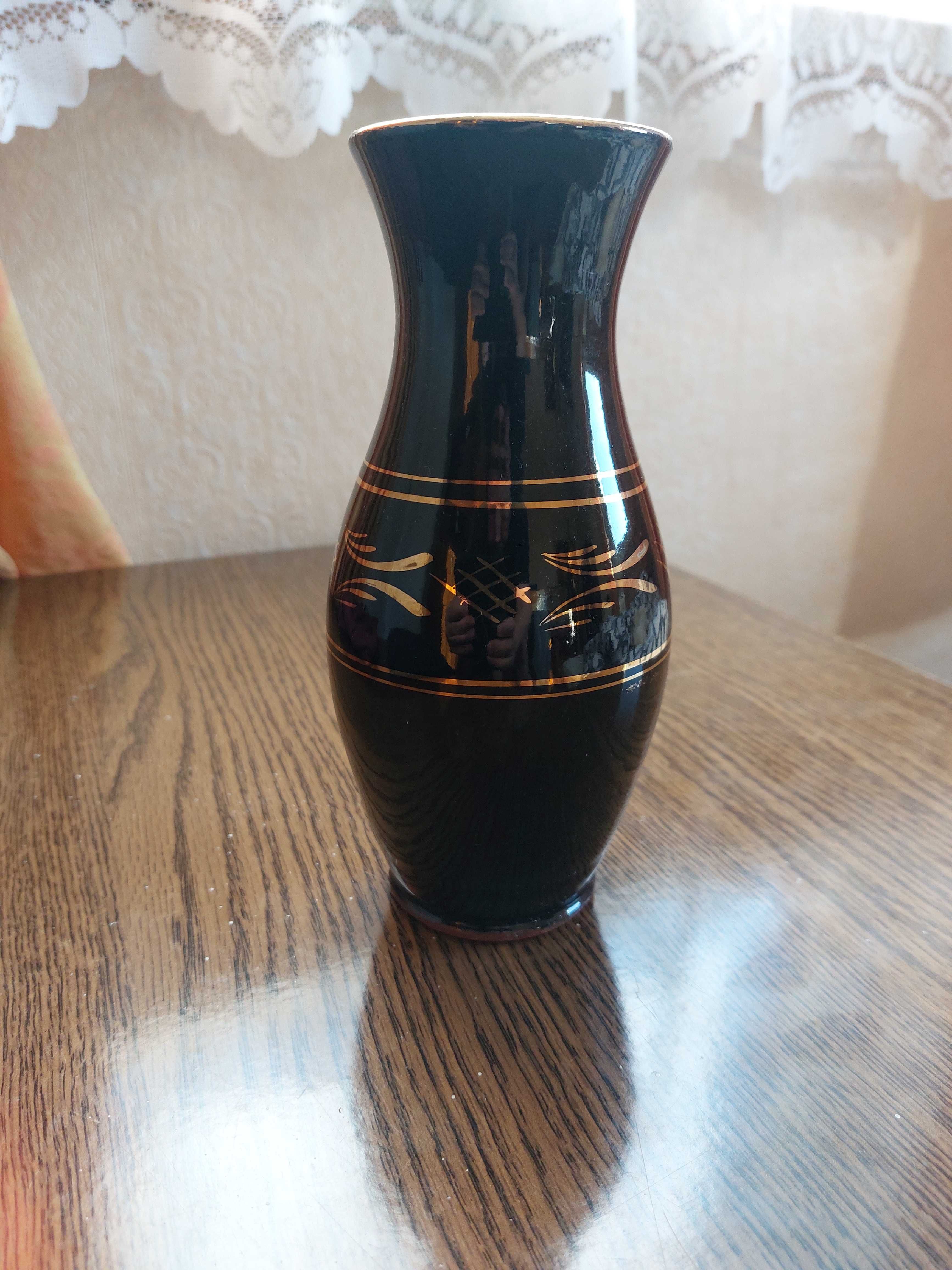 Стара ваза керамика със златисти орнаменти