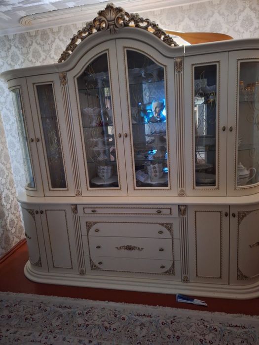 Сервант в отличном состоянии