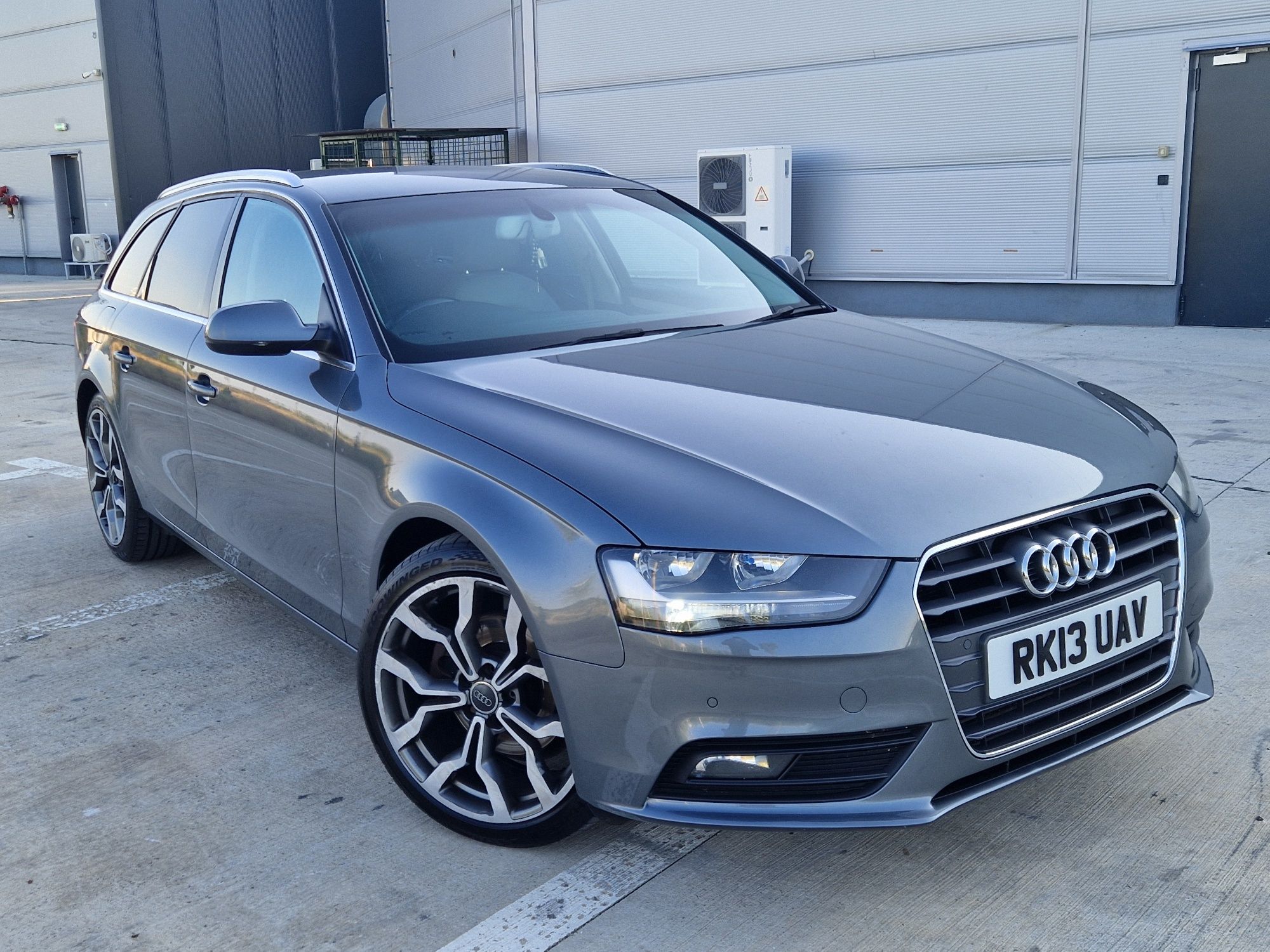 Audi A4 2013 Technik 2.0 diesel Multitronic Jante R19