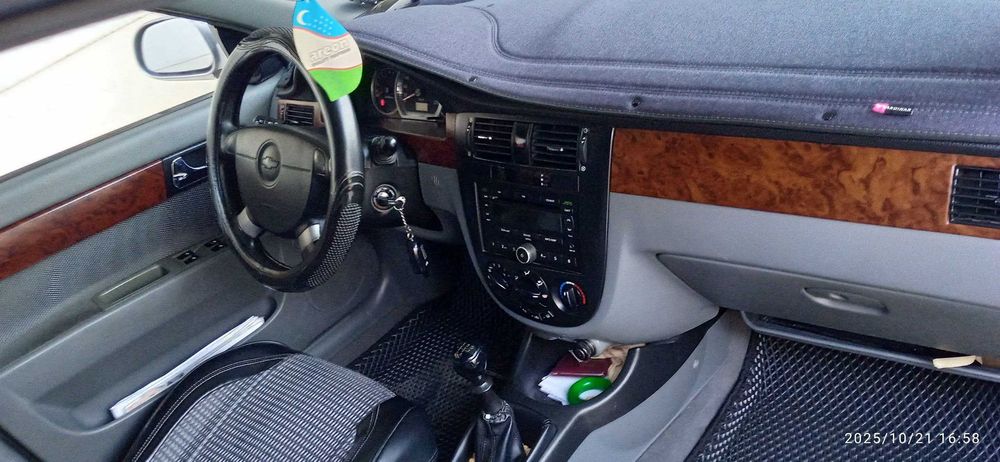 Lacetti 1.8 sotiladi