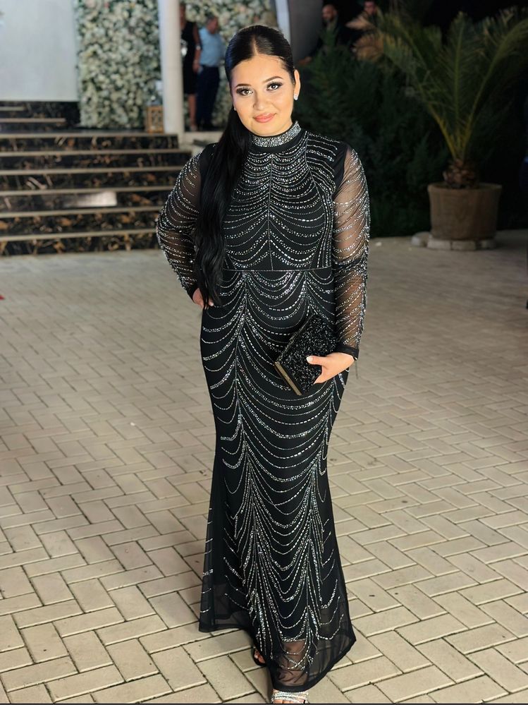 Vand rochie deosebita cu pietre fata si spate marimea 5 XL!