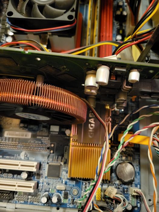 Компютър, клавиатура и мишка за 75 лв.+ подарък стол