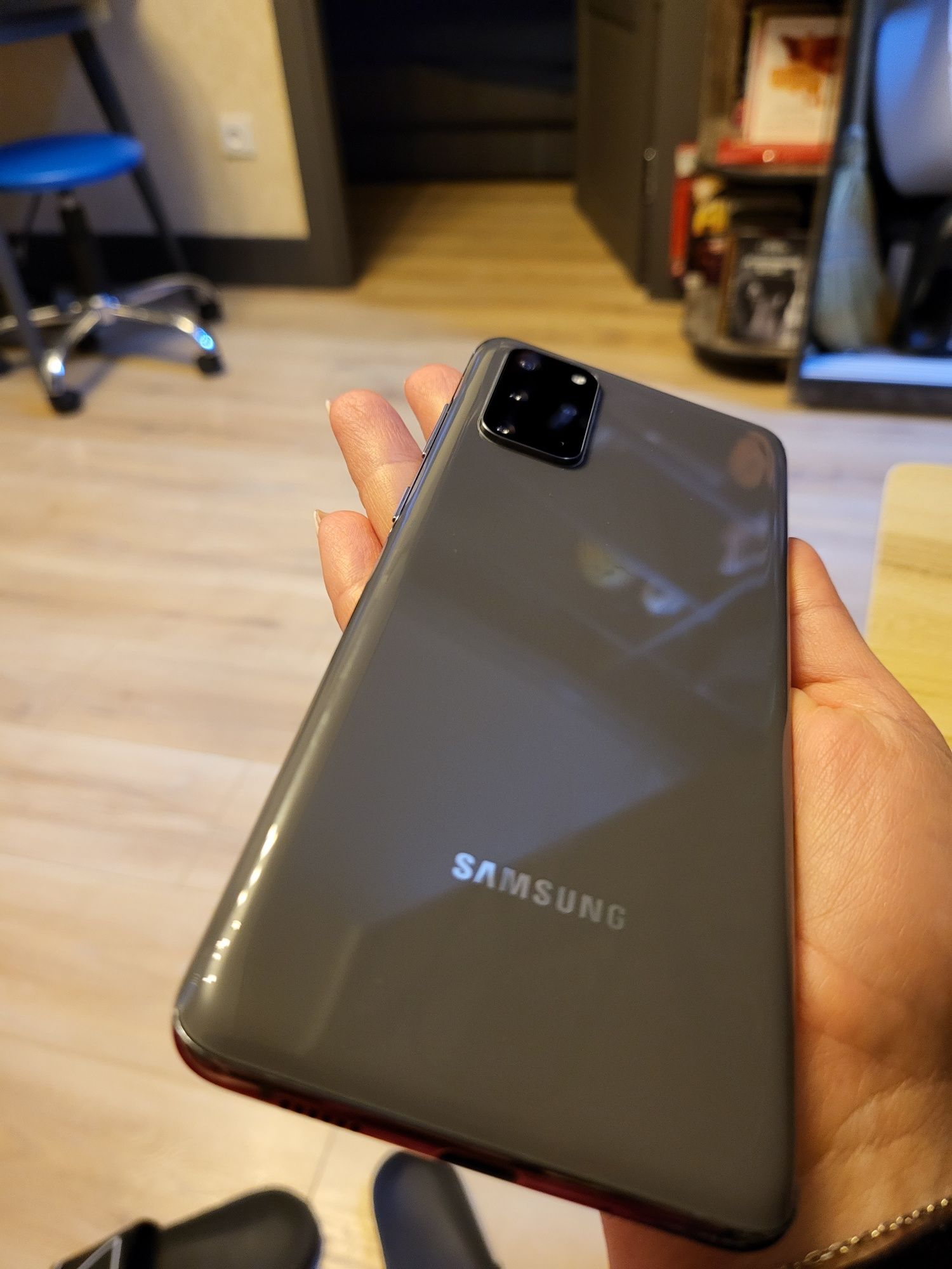 Samsung s20 + в идеальном состоянии