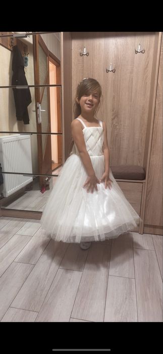 Vand rochita de mireasa marime 4-6 ani impecabila