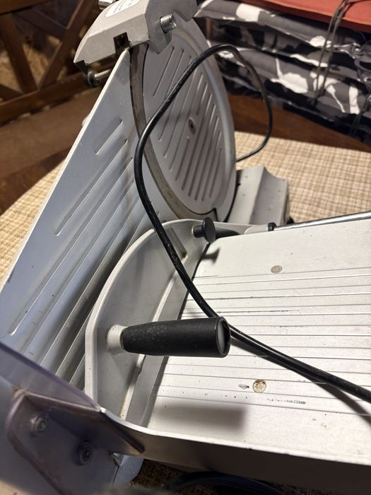 Професионална колбасо резачка.