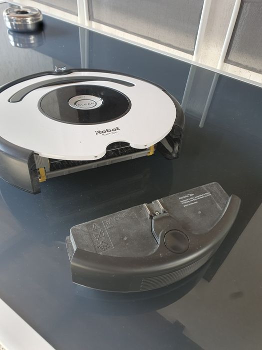 Aspirator robot irobot roomba 675 model cu Wi-Fi