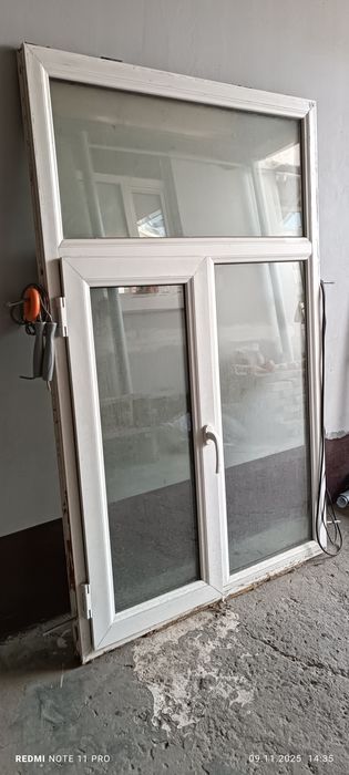 Продаю. Окно пластиковая и Дверь Алюминиевый. цена за всё..