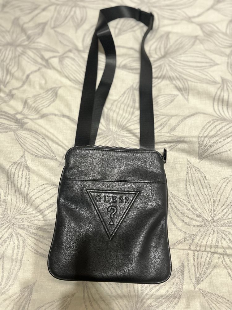 Продавам мъжка чантичка на Guess!!