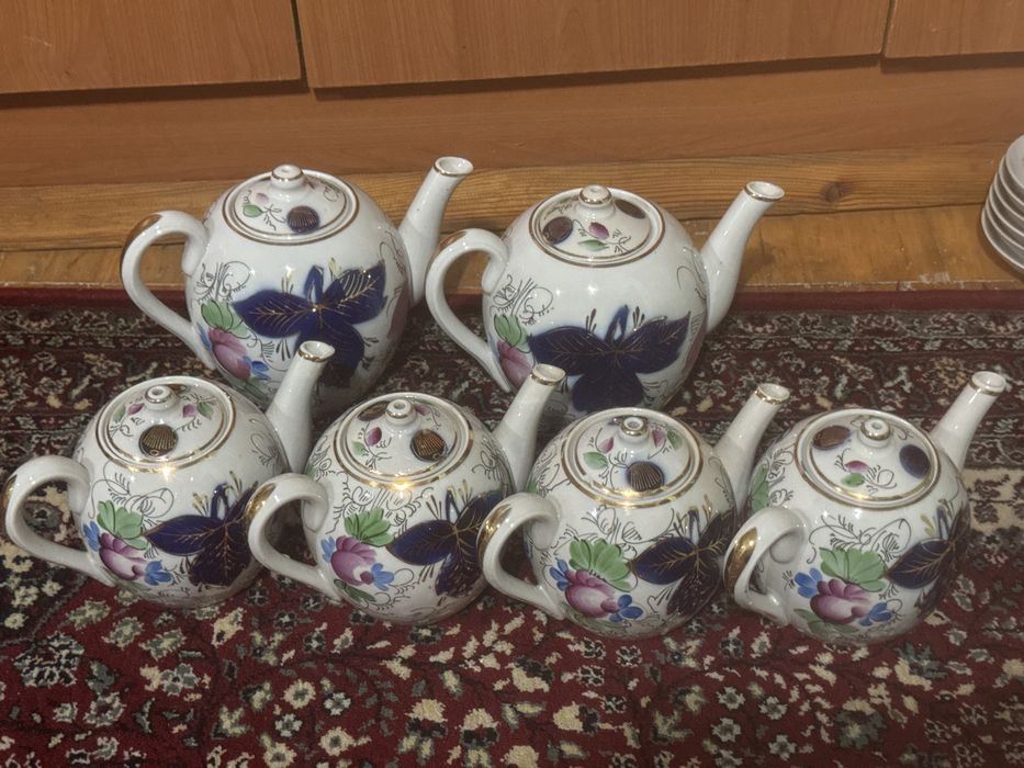 Продается посуда новая  чайники и чашечки с блютцами