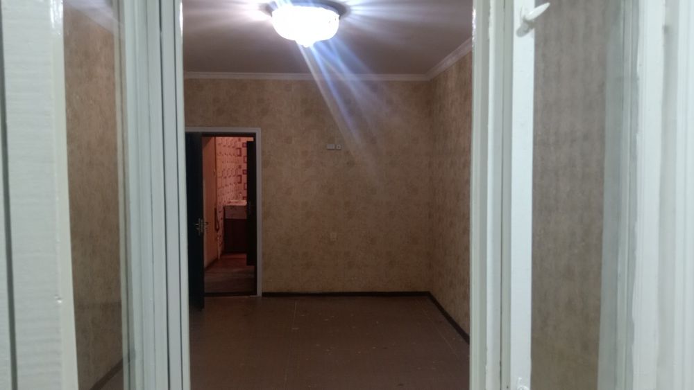 Kvartira yangixayot tumani do'slik 1 da 2 xona sotiladi 2ta balkonli