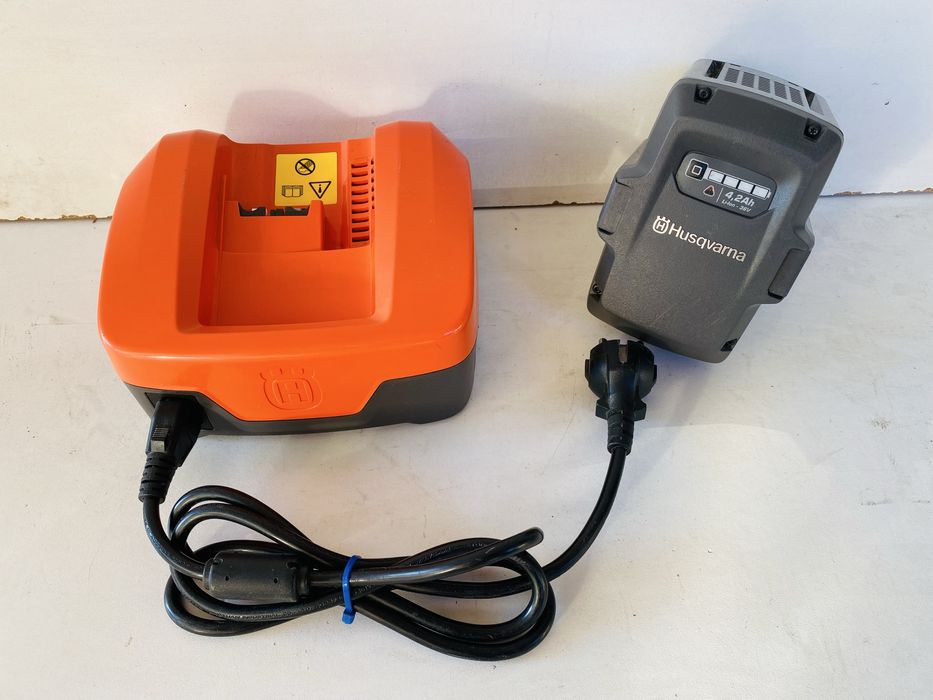 Husqvarna statie incarcate , incarcator si baterie , acumulator