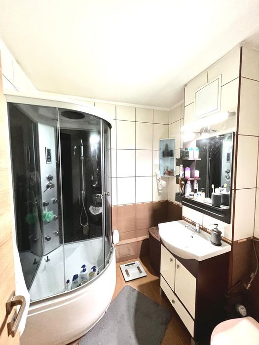 Proprietar închiriez apartament cu 4 camere, 2 băi, 2 balcoane