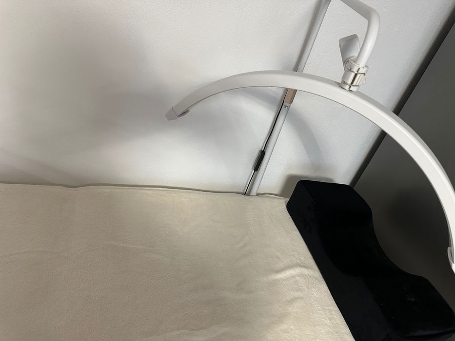 Lampă pentru aplicat extensii gene