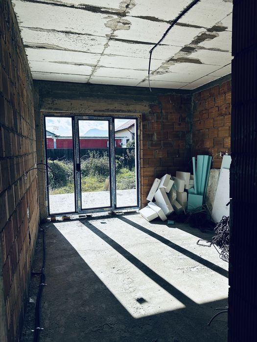 Vand casa la intrare in tarlungeni langa Pepco