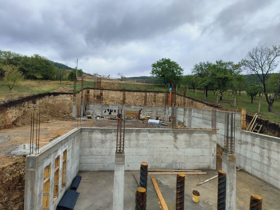 Construim case la roșu!