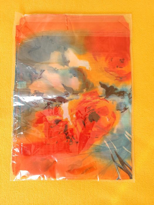 Esarfa cu model floral, nouă, cu etichetă.