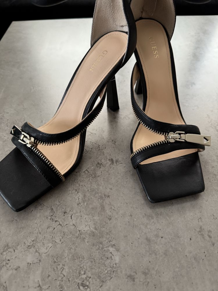 Кожени токчета със златен цип GUESS