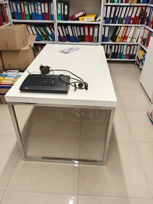 Трапезна маса бял гланц