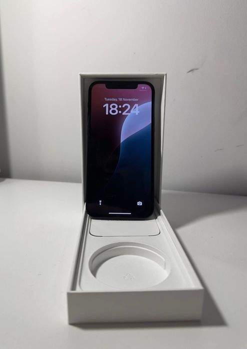 Айфон 12  със оргинално зарядно и кутия