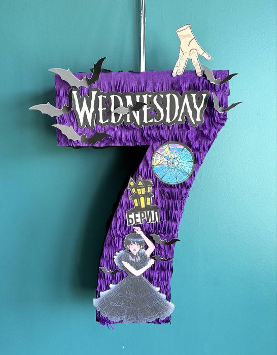 Wednesday Addams пинята