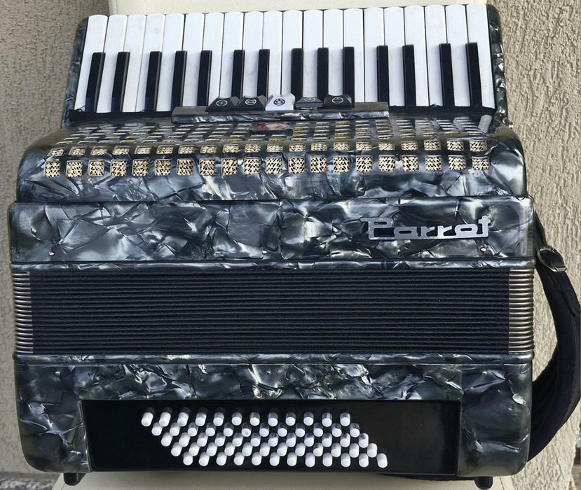 Vând acordeon Parrot cu 60 basi