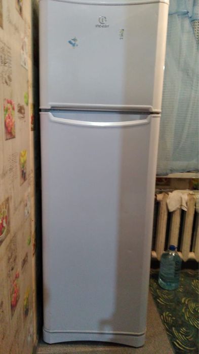 Бесплатно! Холодильник Indesit (нужна заправка фреоном)