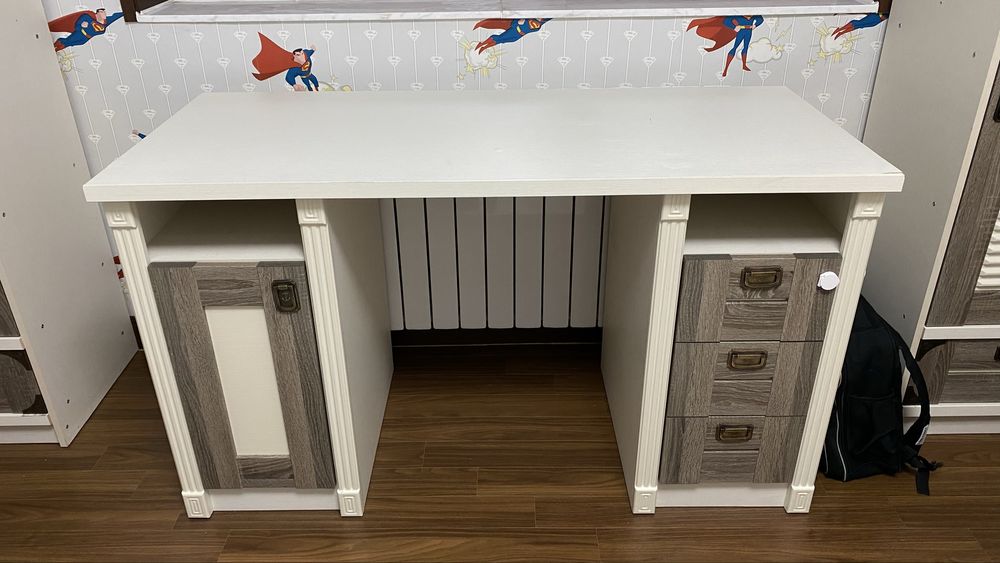 Письменный стол с ящиками и шкафчиком