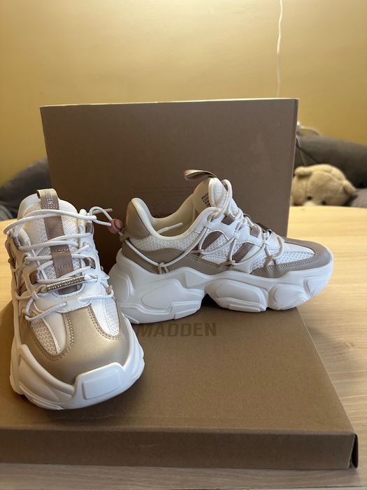 Бели сникърси Steve Madden