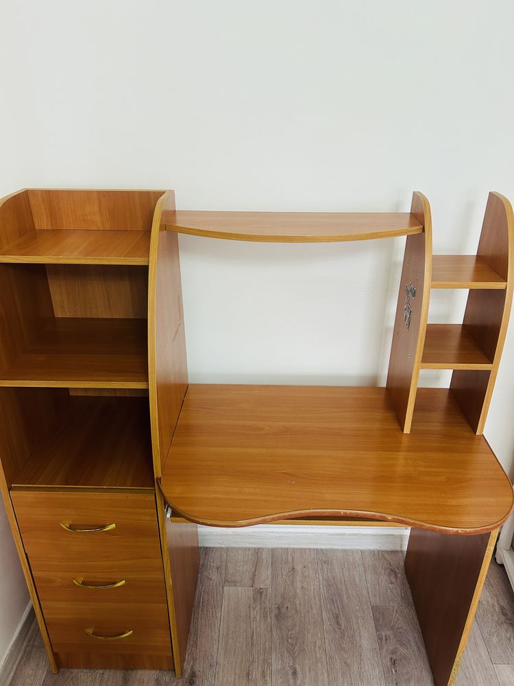 Продам компьютерный стол