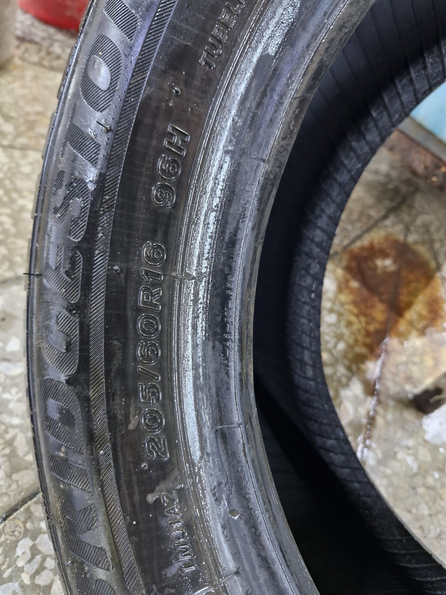 Шины 205/60 R16 в хорошем состоянии без порезов