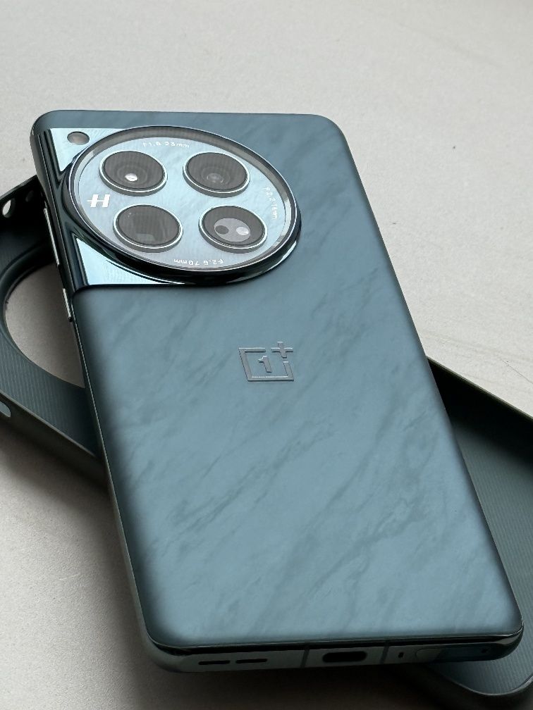 Продаю OnePlus 12 — 16 ГБ / 512 ГБ (Flowy Emerald)