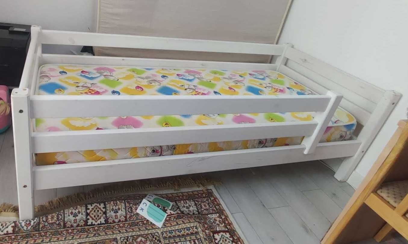 Продам детскую кровать с матрасом (В отличном состояний.)
