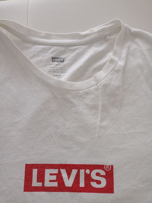 Vând tricou Levis cu logo,unisex, produs de calitate.